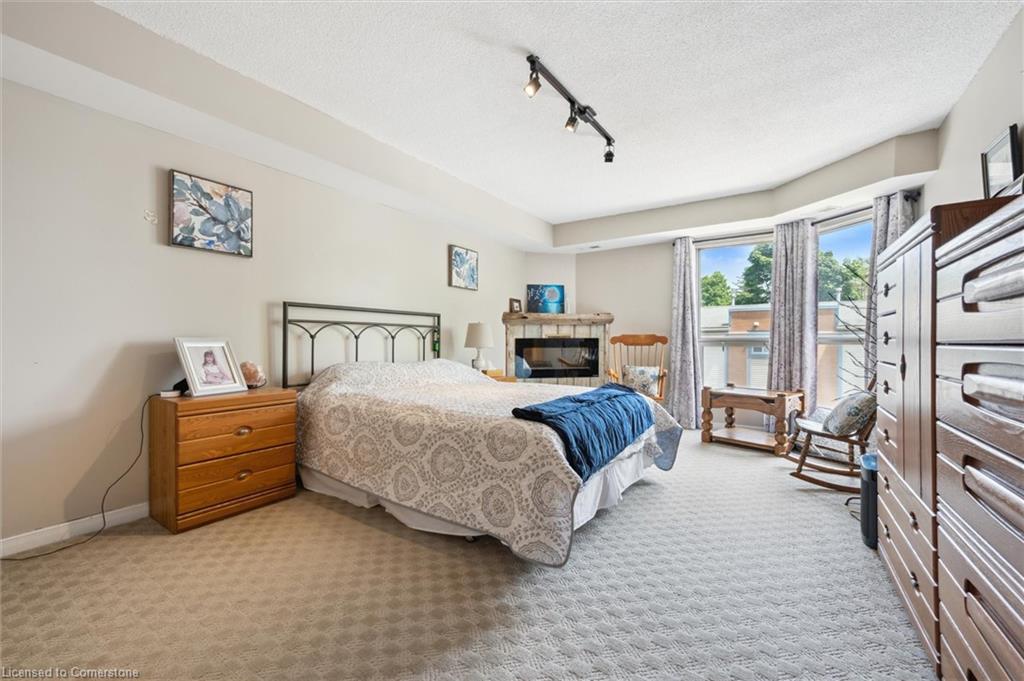 204-3267 King Street E Property Photo 22