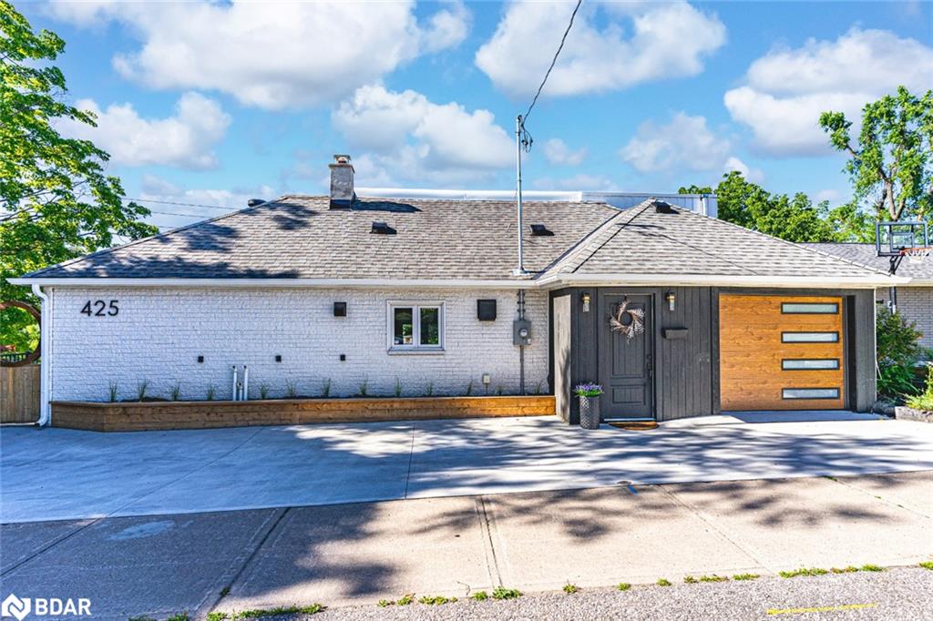 425 Codrington Street Property Photo 1