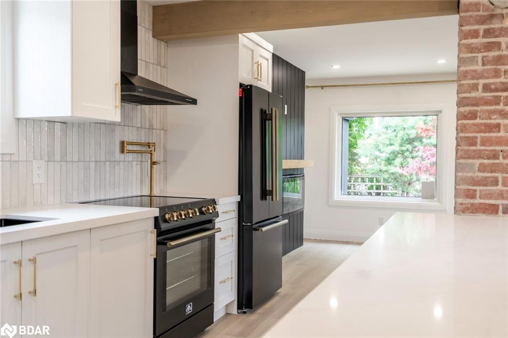 425 Codrington Street Property Photo 7