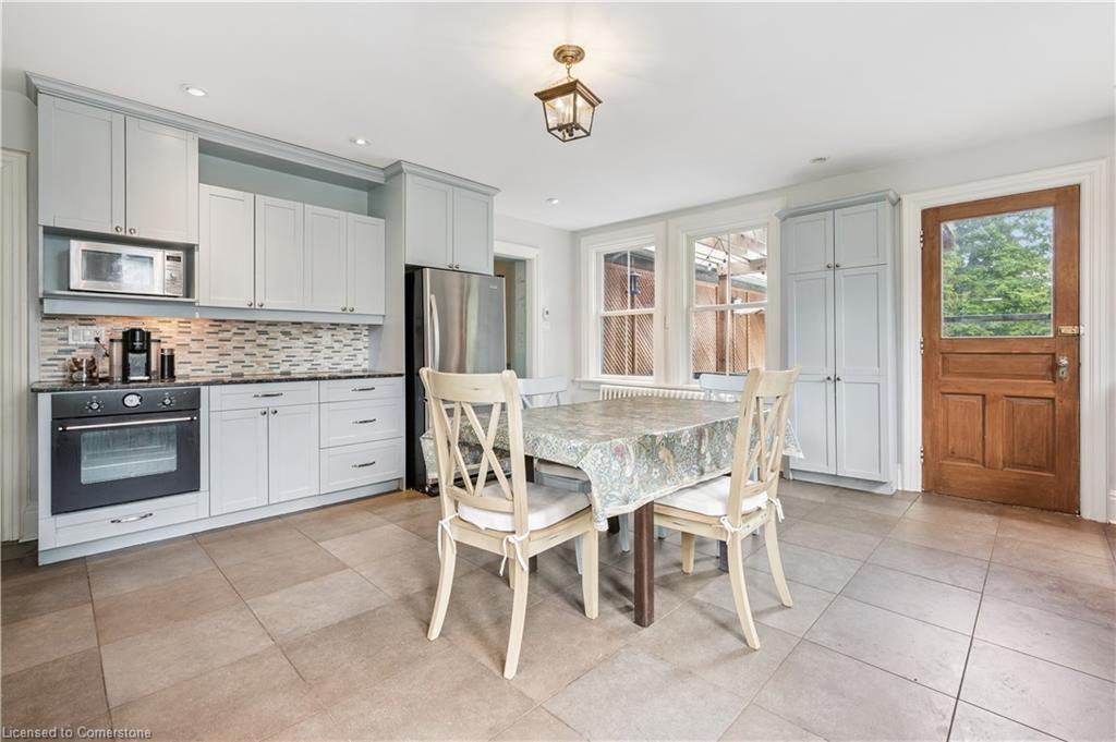 88 William Street W Property Photo 11