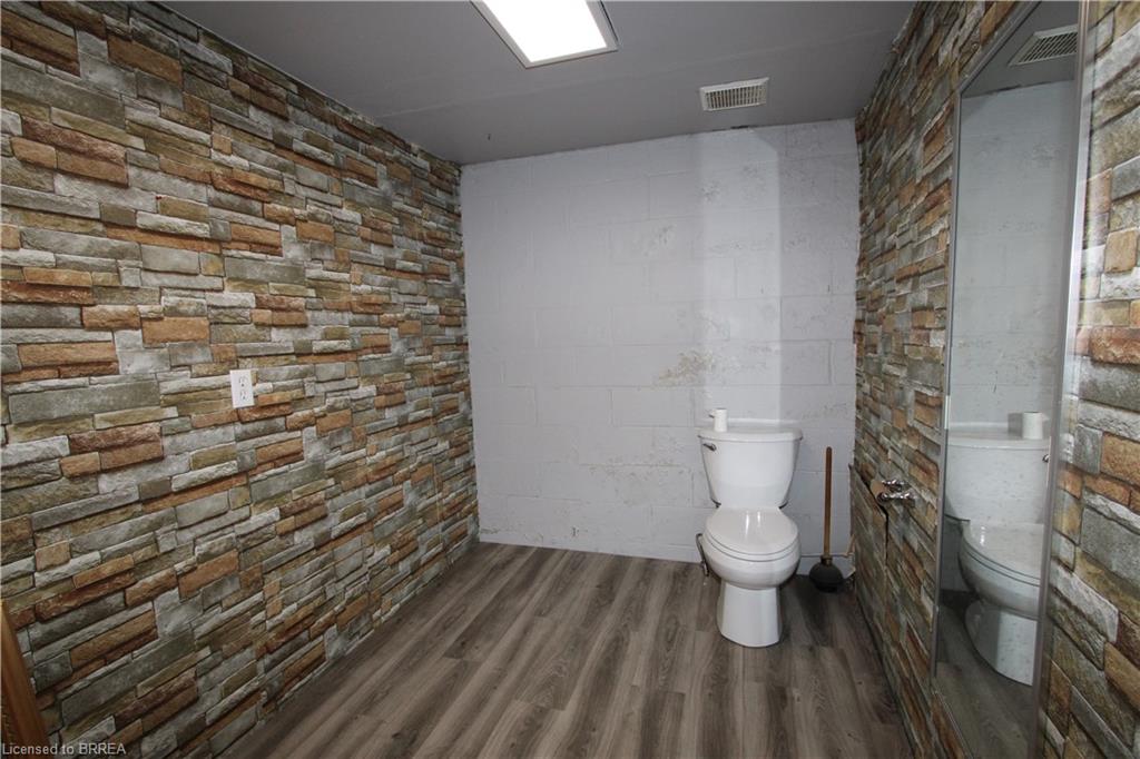 105 Thames Street S Property Photo 8