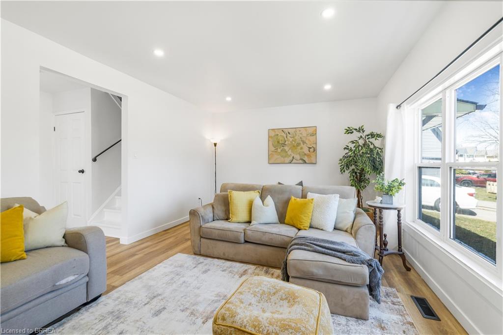 32 Enfield Crescent Property Photo 3
