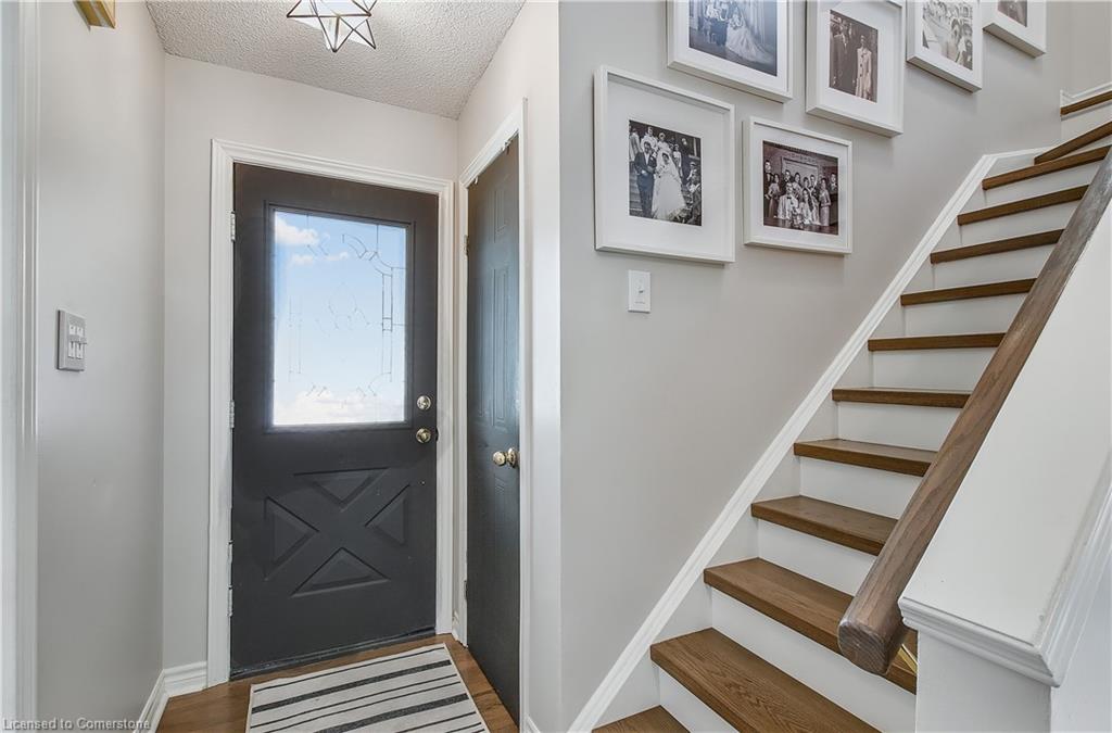 2127 Hunt Crescent Property Photo 4