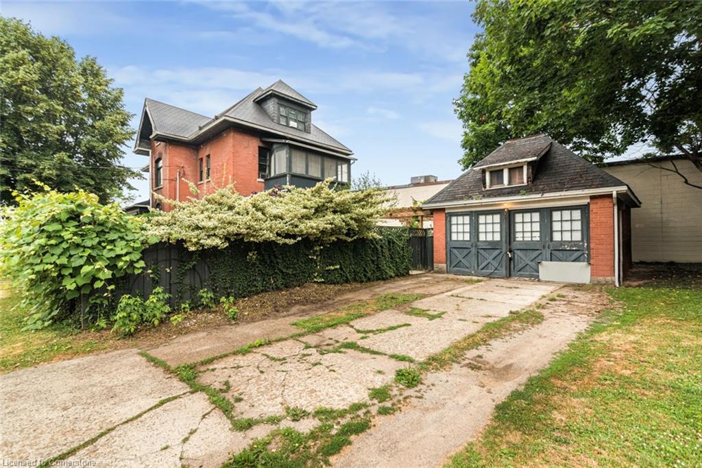 225 Broad Street E Property Photo 4