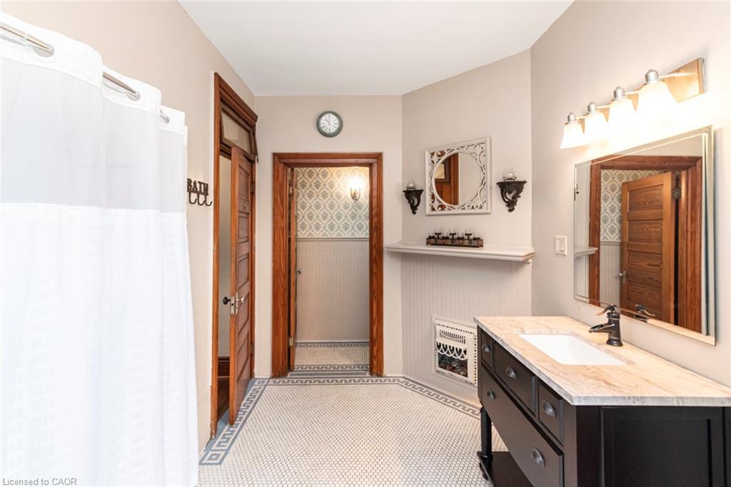 225 Broad Street E Property Photo 40