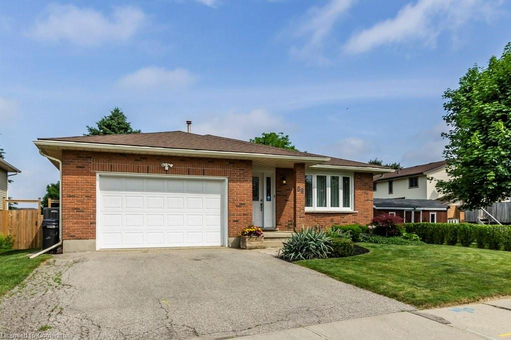 69 Lanark Crescent Property Photo 2