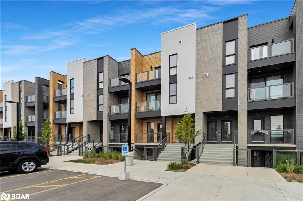 32-261 Woodbine Avenue Property Photo 1