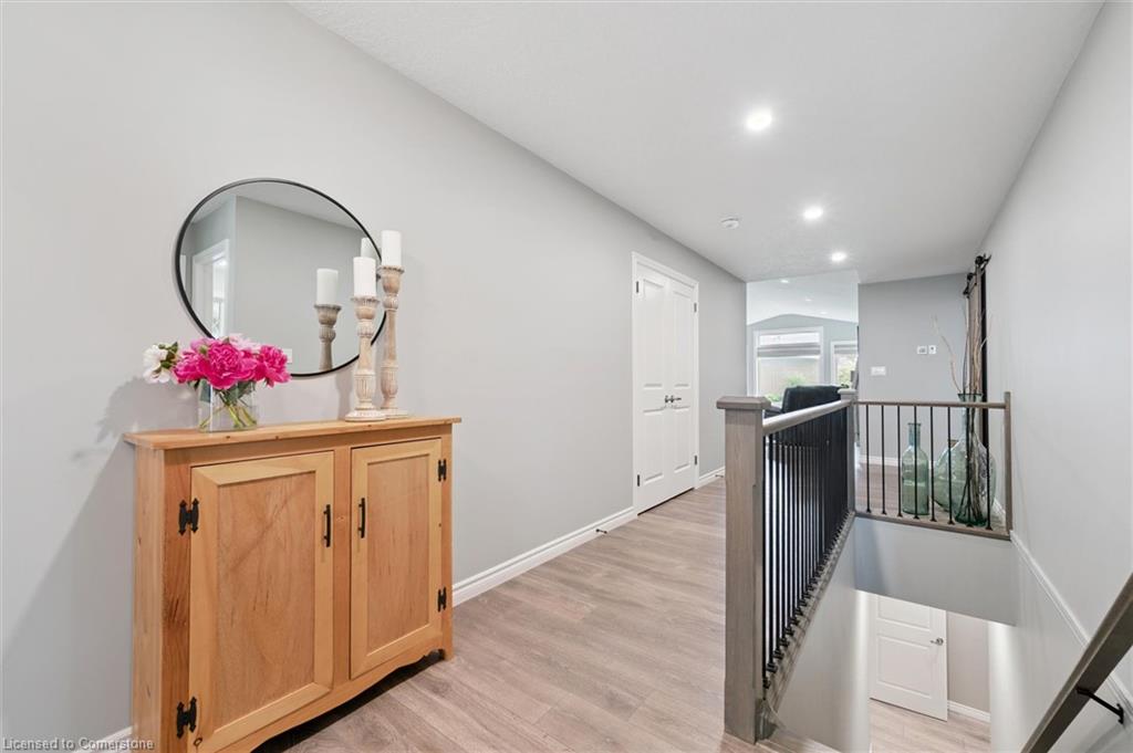 14 Howard Cres Property Photo 6