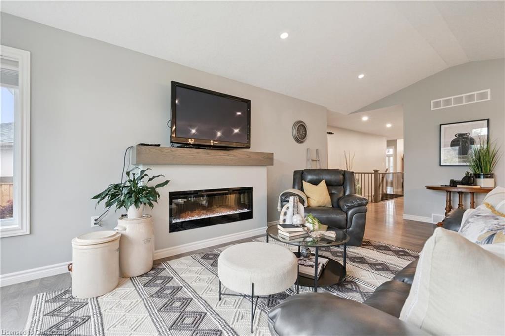 14 Howard Cres Property Photo 15