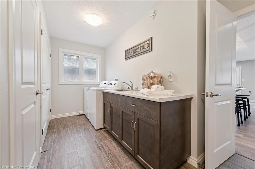 14 Howard Cres Property Photo 18