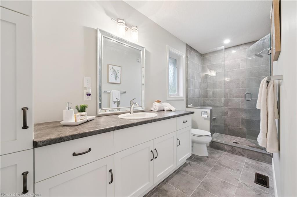 14 Howard Cres Property Photo 22