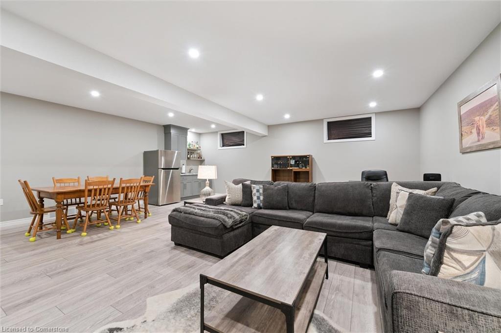 14 Howard Cres Property Photo 28
