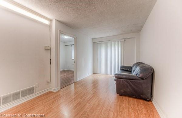 301e Bluevale Street N Property Photo 9
