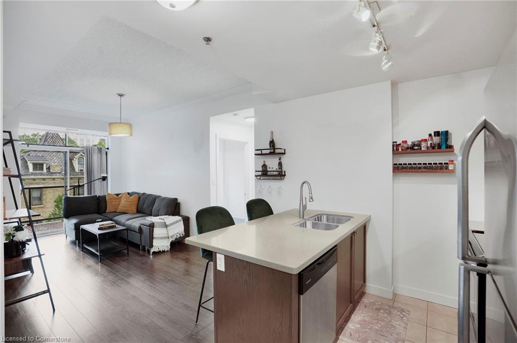 304-90 Charlton Avenue W Property Photo 11
