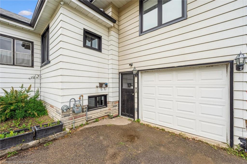 160 Forfar Street E Property Photo 4