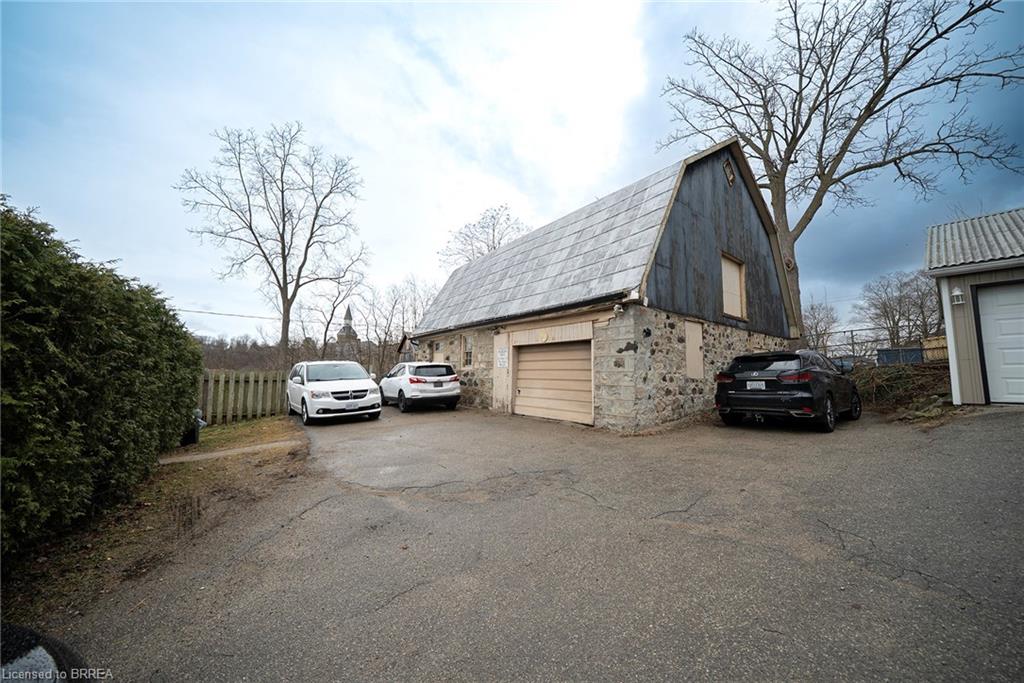 142 Grand River Street N Property Photo 5