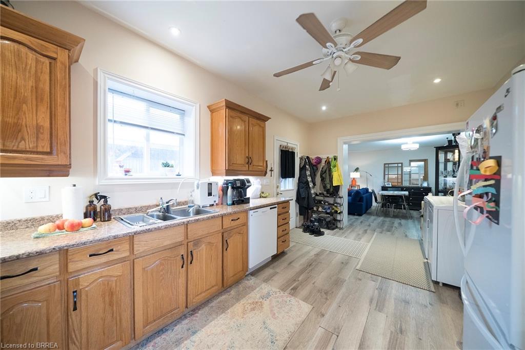 142 Grand River Street N Property Photo 11