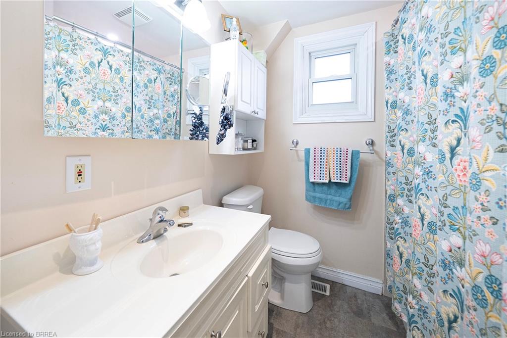 142 Grand River Street N Property Photo 16
