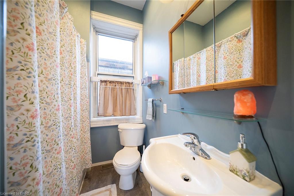 142 Grand River Street N Property Photo 23