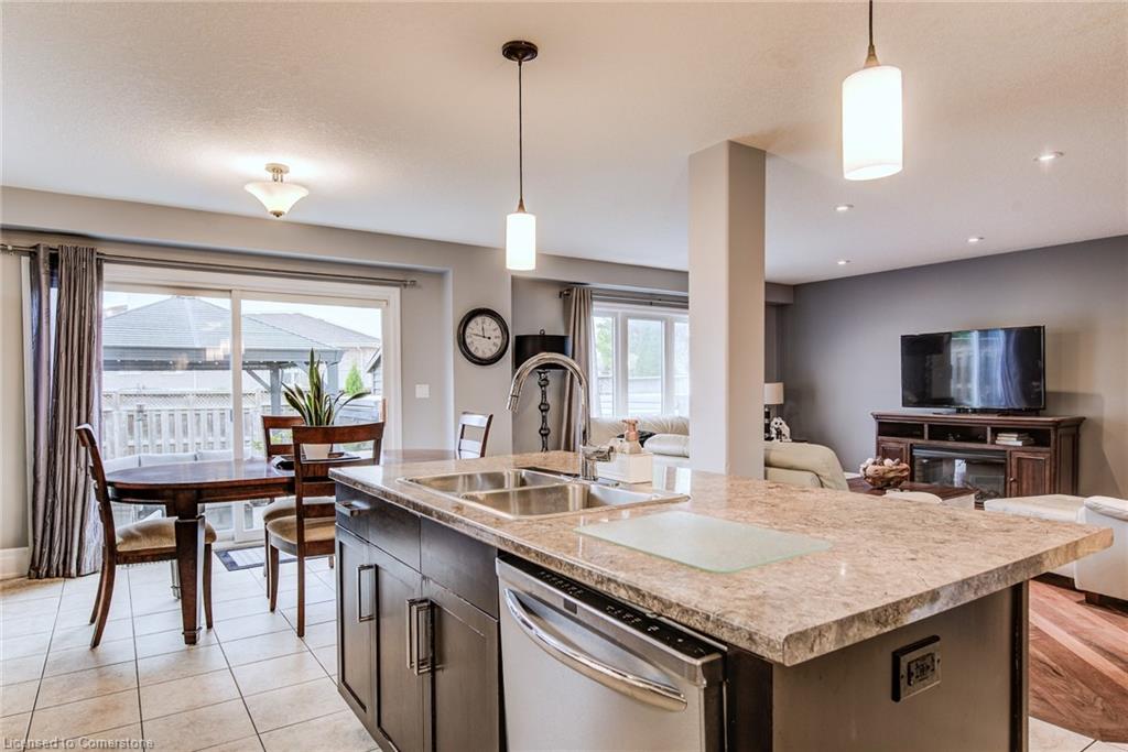 719 Frontenac Crescent Property Photo 11