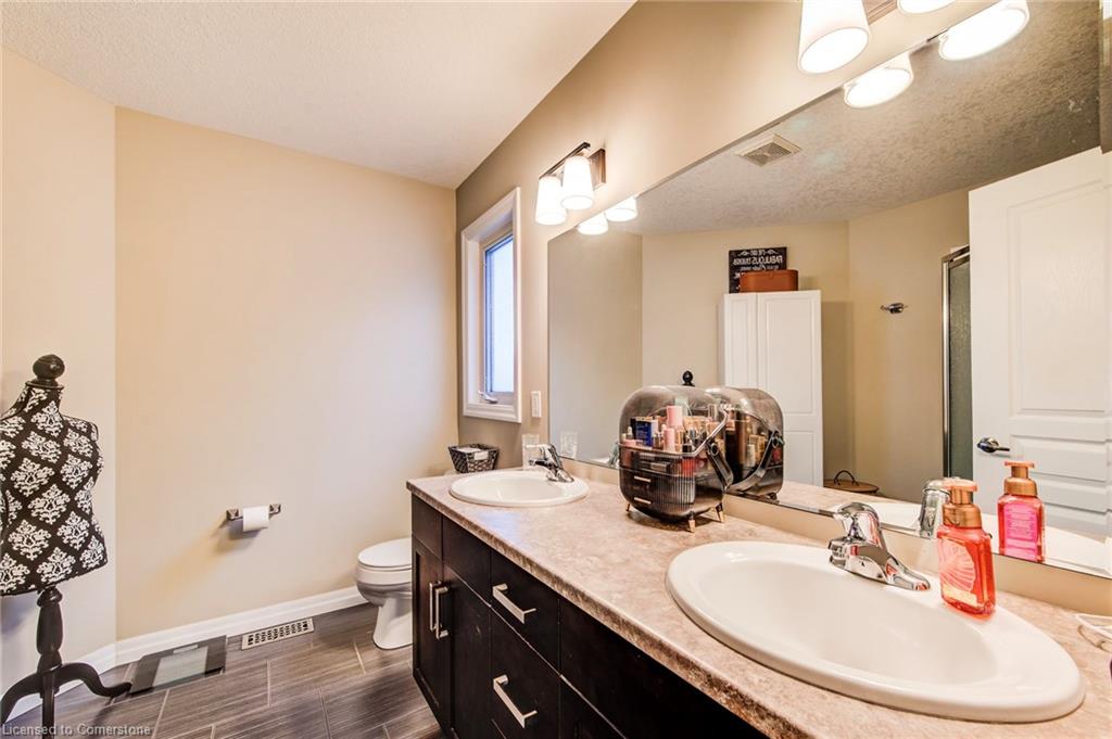 719 Frontenac Crescent Property Photo 21