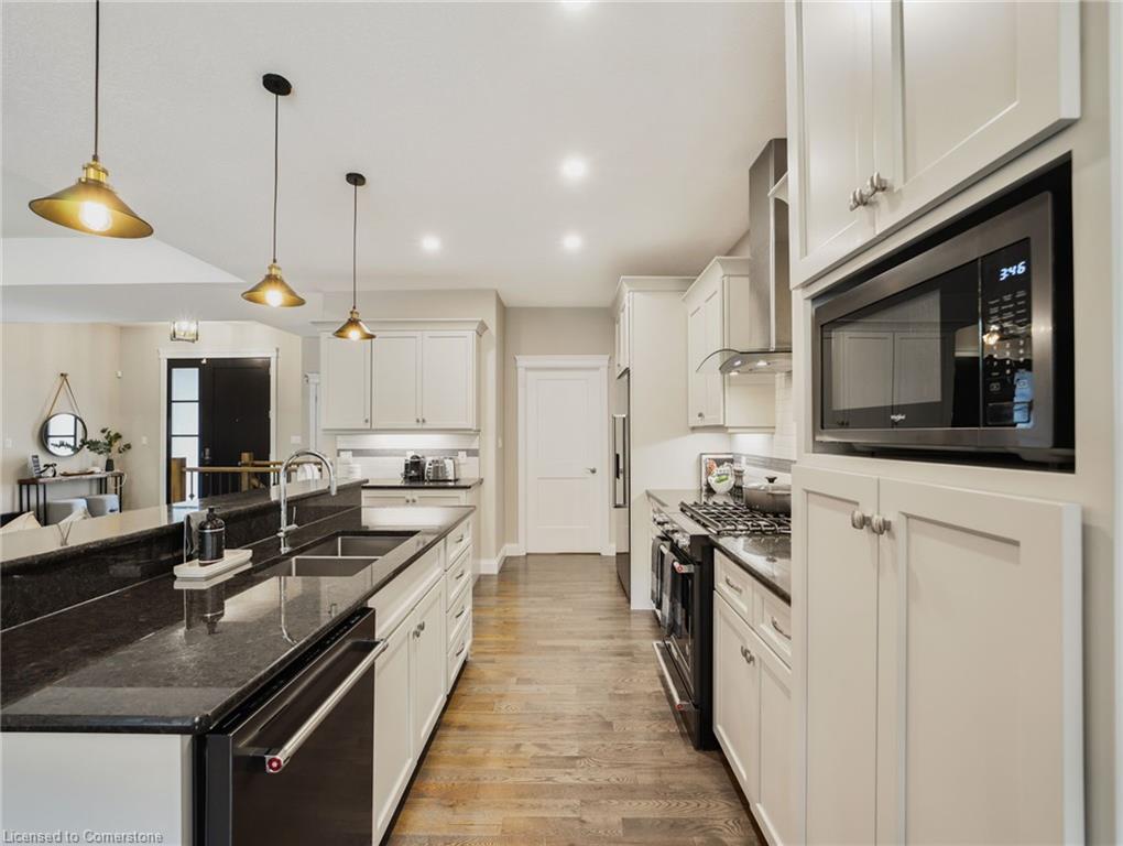 14 Ross Avenue N Property Photo 16