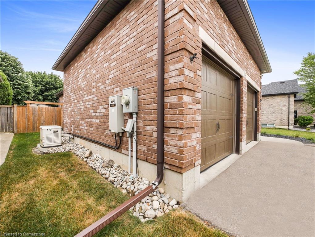 14 Ross Avenue N Property Photo 40