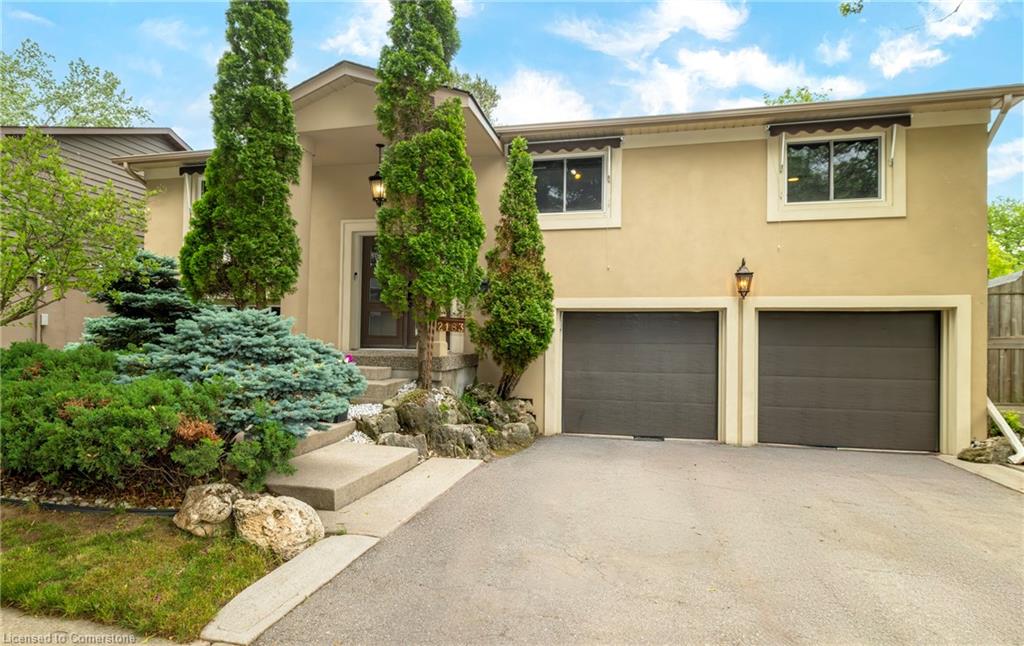 2183 Sandringham Drive Property Photo 2