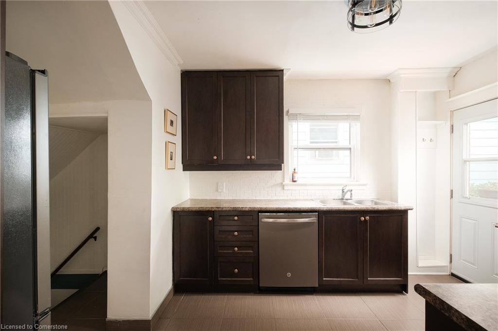 505 Queensdale Avenue E Property Photo 21