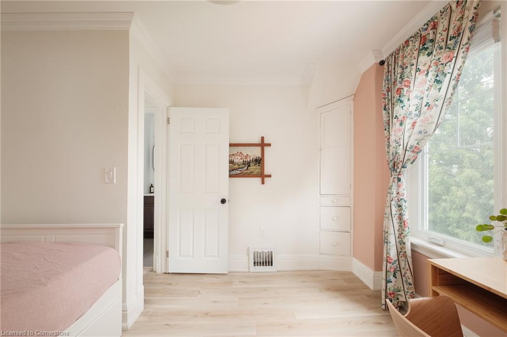 505 Queensdale Avenue E Property Photo 28