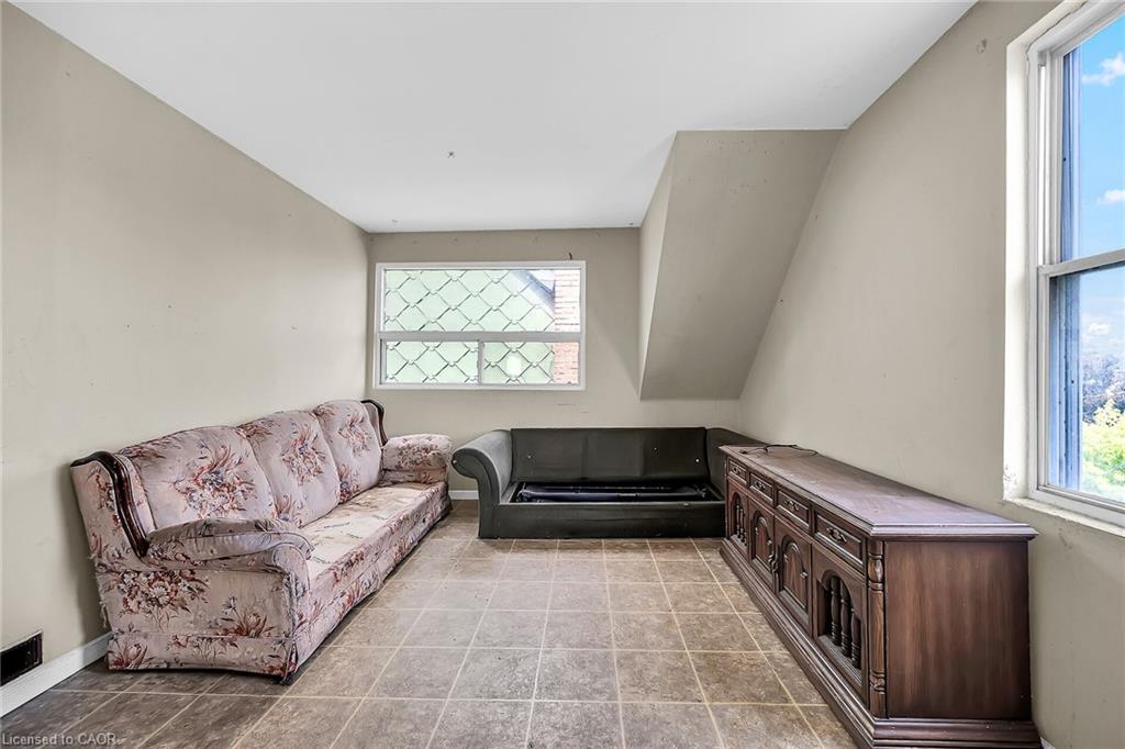 8 Morris Avenue Property Photo 25