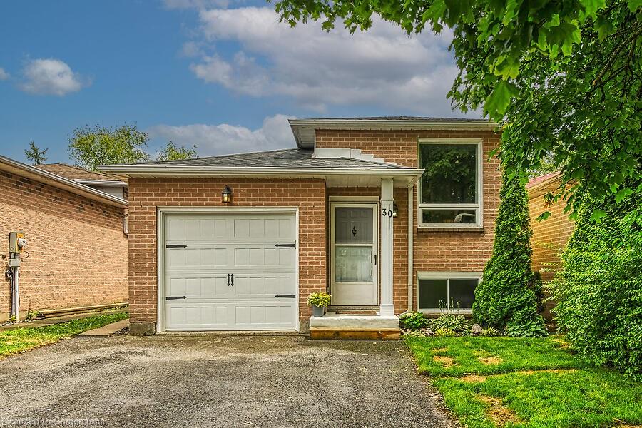 30 Lampman Crescent Property Photo 1