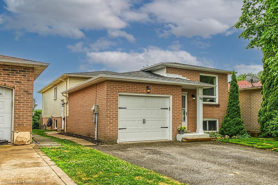 30 Lampman Crescent Property Photo 2