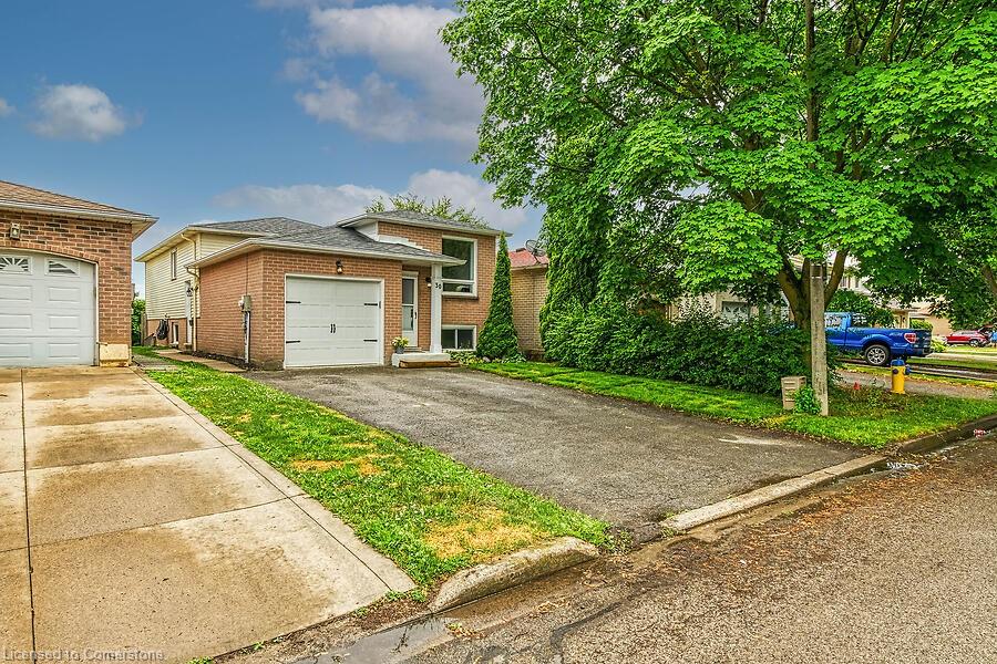 30 Lampman Crescent Property Photo 3
