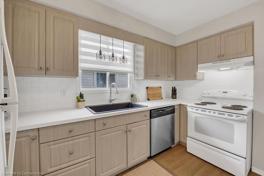 30 Lampman Crescent Property Photo 7