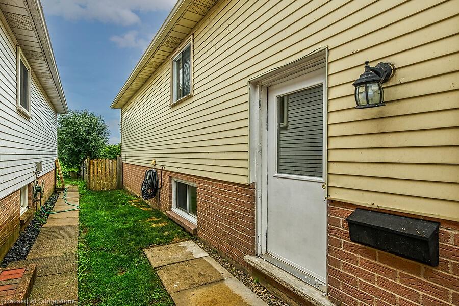 30 Lampman Crescent Property Photo 44