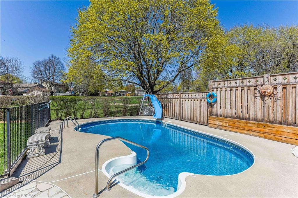 7 Crestlynn Crescent Property Photo 39