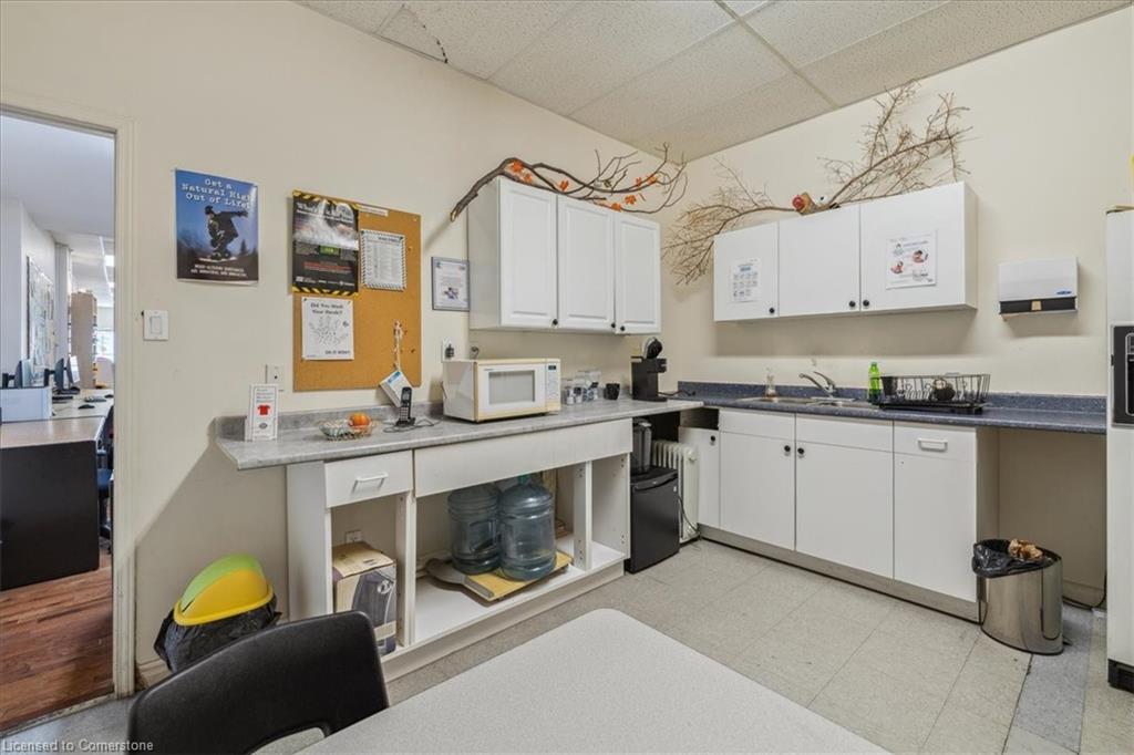 138 James Street N Property Photo 27