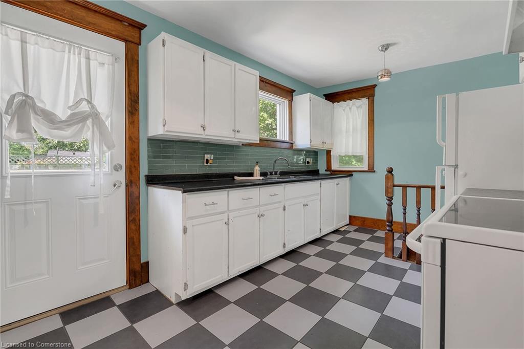 69 Renfrew Street E Property Photo 6