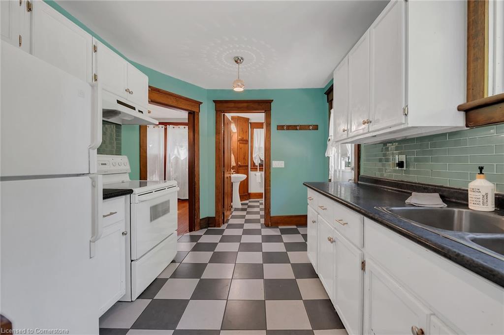 69 Renfrew Street E Property Photo 10