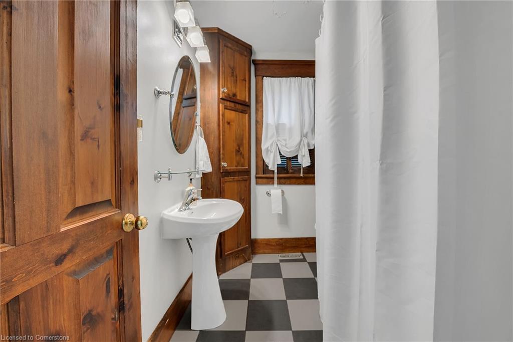 69 Renfrew Street E Property Photo 11