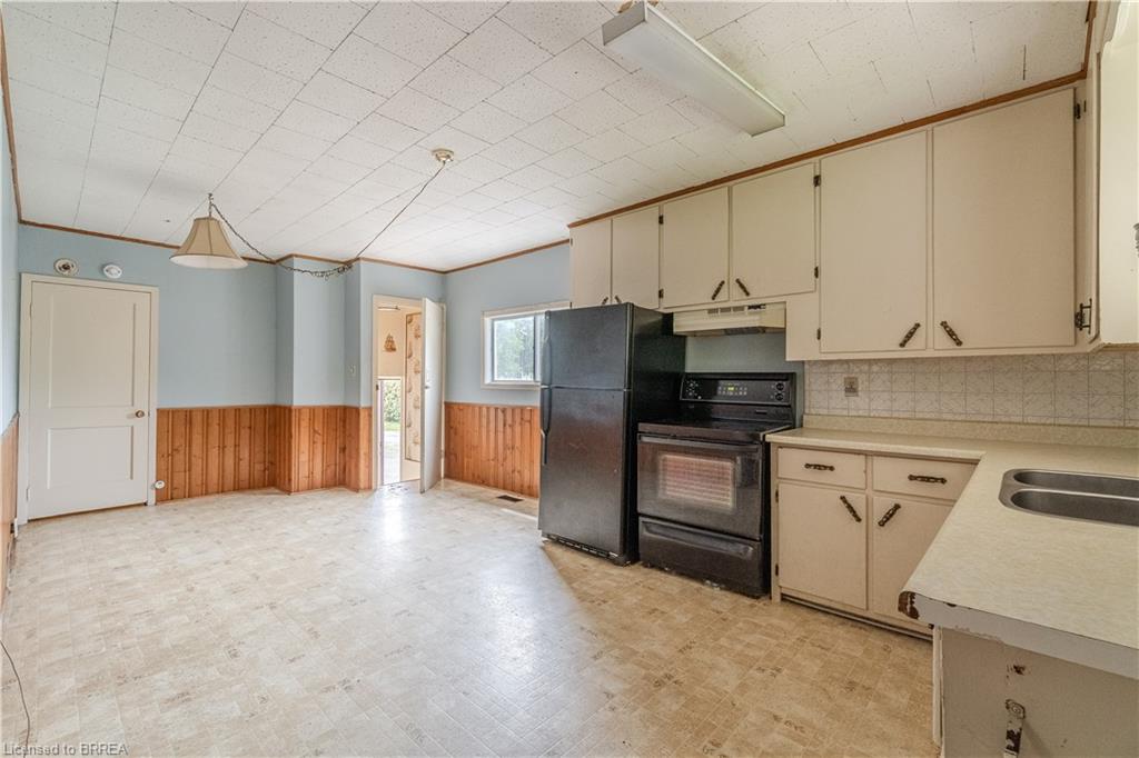 978 Norfolk Street N Property Photo 4