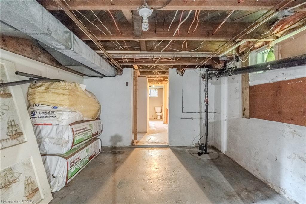 978 Norfolk Street N Property Photo 8