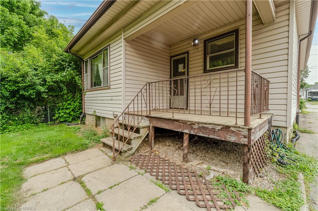 978 Norfolk Street N Property Photo 12