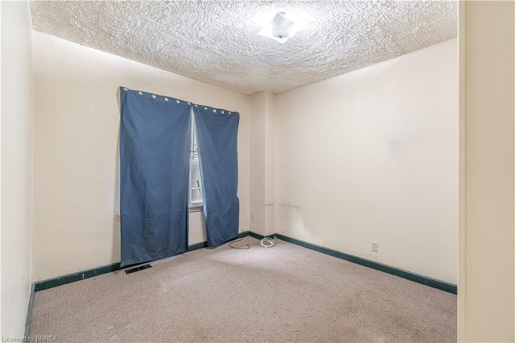 978 Norfolk Street N Property Photo 6