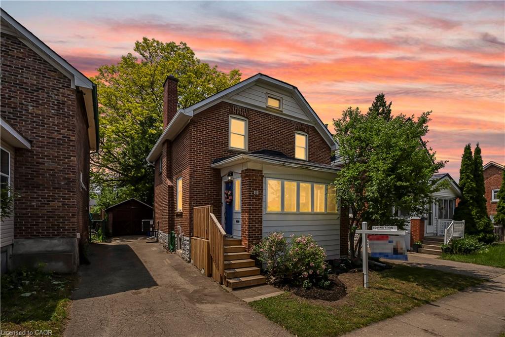 35 Moore Avenue N Property Photo 1