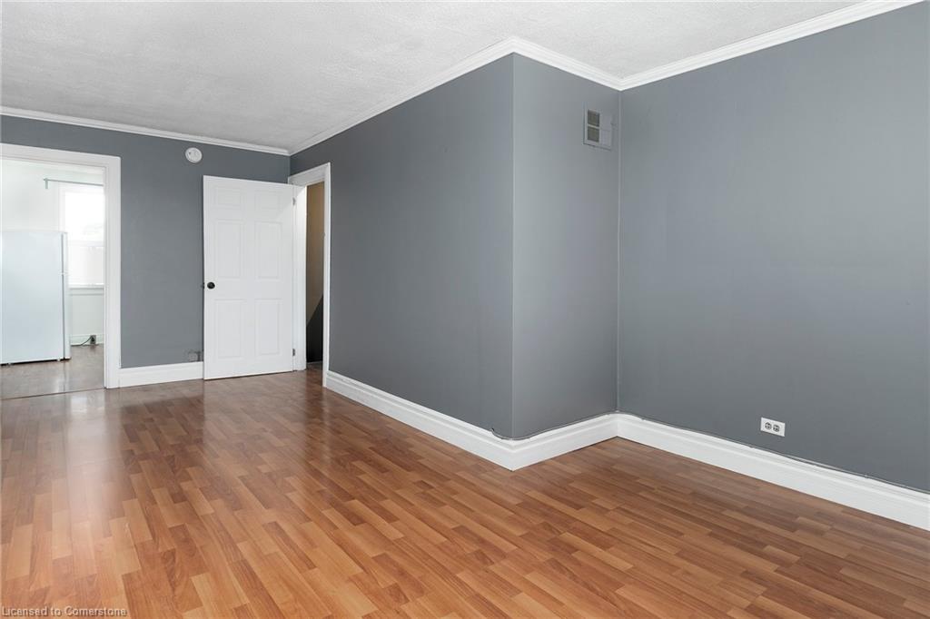 124 Parkdale Avenue N Property Photo 9
