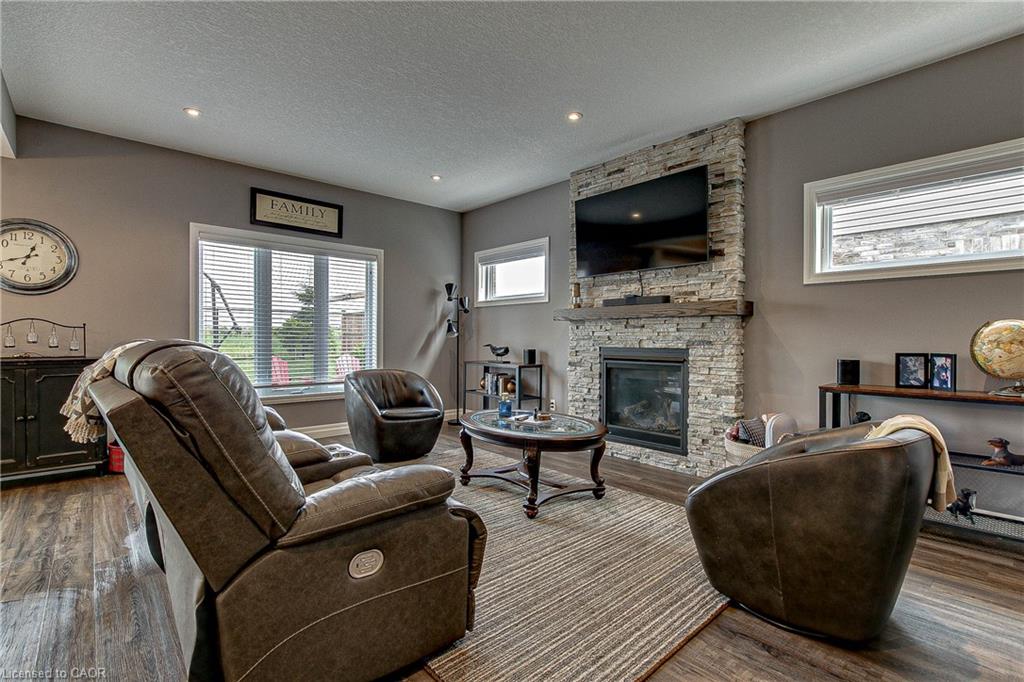 587 Hawthorne Place Property Photo 9