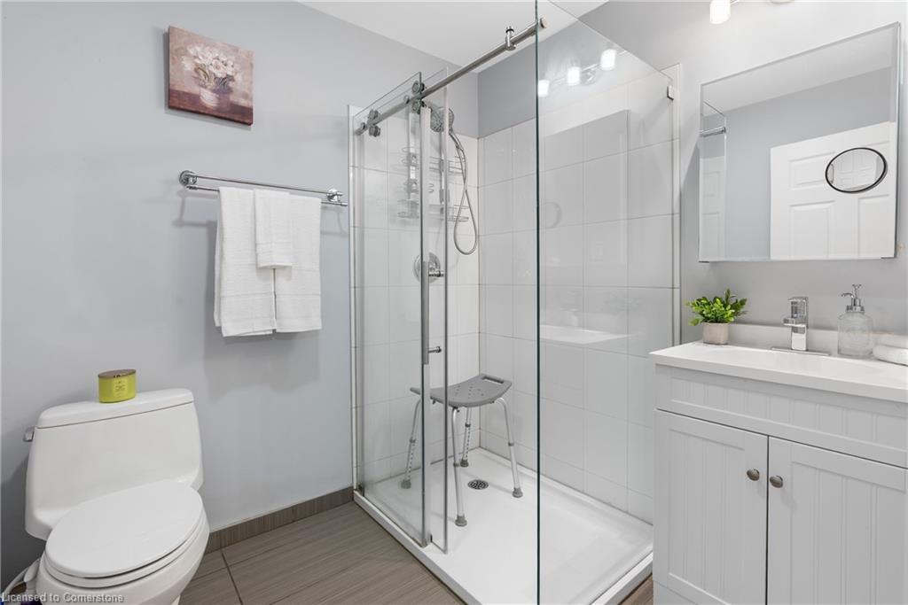 582 Upper James Street Property Photo 15