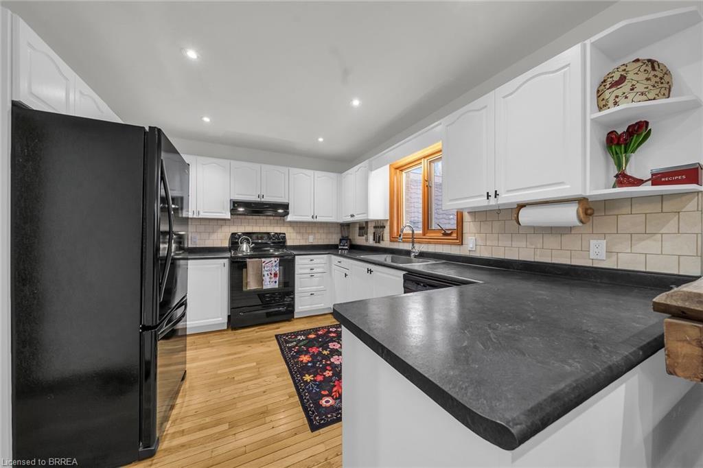 38 Grand River Street S Property Photo 5